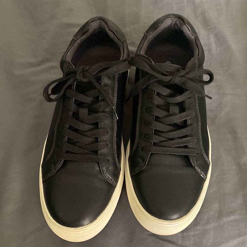 Dr Scholls minimal bkack and white sneaker.